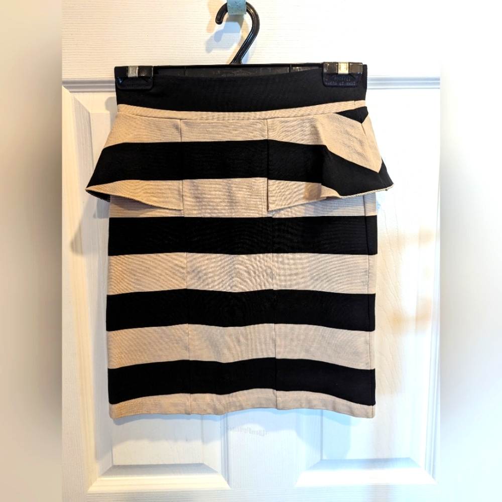 💙 KENSIE 💙 Side Ruffle Striped Mini Skirt